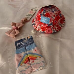 Cute Dog accessories for S-M Dogs includes a hat, set of 4 socks & a collar